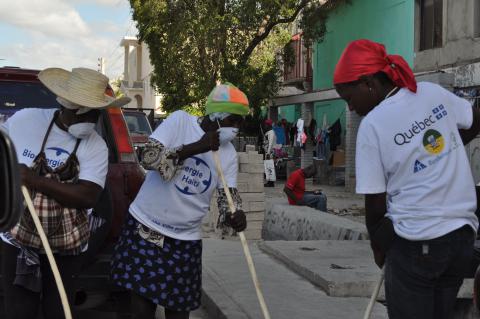 Participation des femmes à l'Opération coup de poing pour nettoyer Gonaïves de ses déchets.